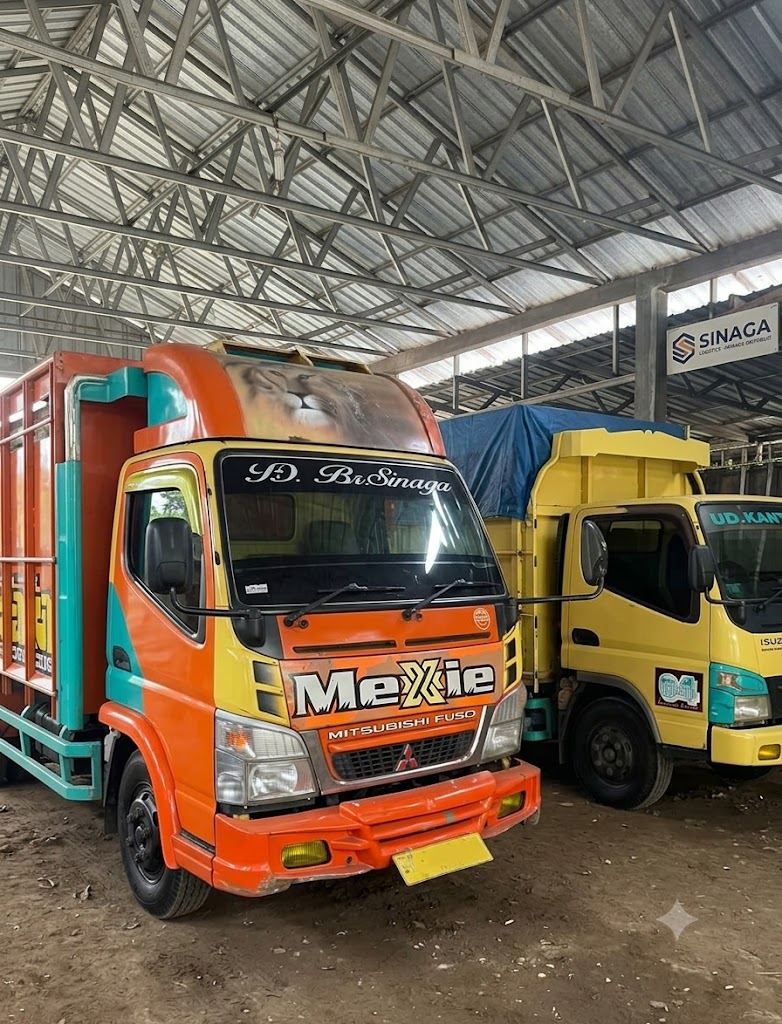 Armada truk distribusi Holong Integra Nusantara